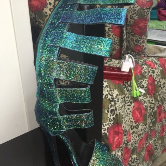 Sequenced Heels - Picture 2 of 2